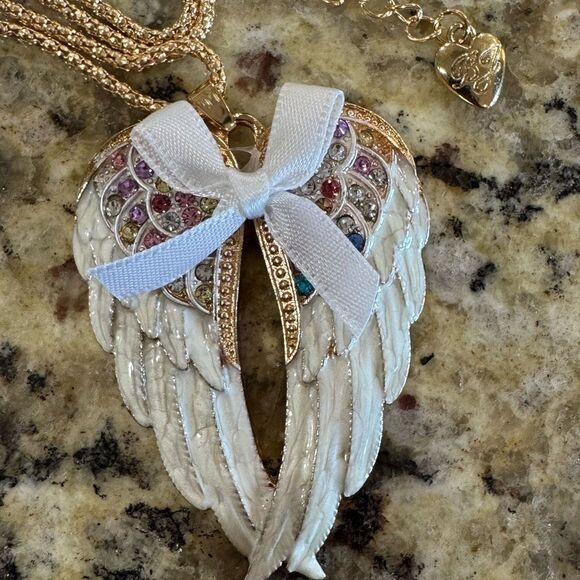 NECKLACE! Betsey Johnson Angel Wing Pendant Necklace with Gemstones & Bow BNWT - Picture 2 of 4